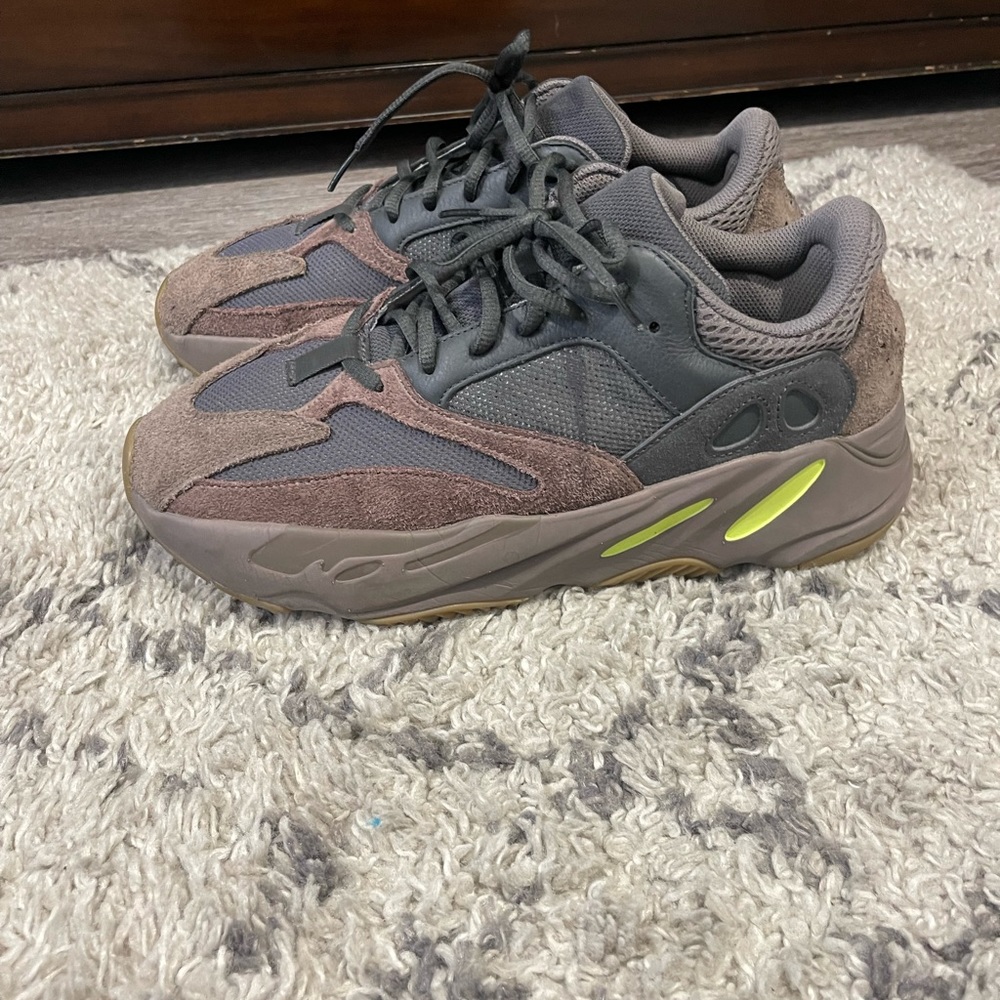 2018 Yeezy Boost 700 'Mauve' - Lightly Worn Size 11